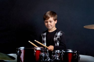 Güzel esmer çocuk stüdyoda davul çalmayı öğreniyor..