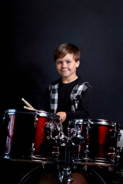 Güzel esmer çocuk gösteriden önce prova yapıyor. Mavi arkaplan.