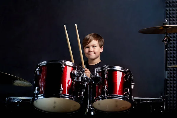 Vrolijk lachend kind drumt. Jongensstudio 's. — Stockfoto