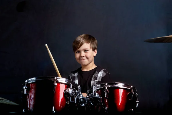 Een brunette kind speelt drums. Studeren in de studio. — Stockfoto