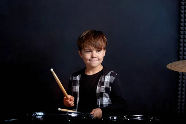 Vacker brunett pojke spelar in i studion. Favorithobby. — Stockfoto