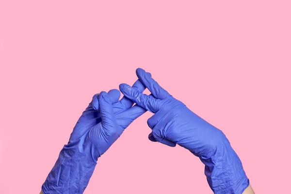 Las manos en los guantes médicos menean un gesto celular. Está prohibido salir del hospital. — Foto de Stock