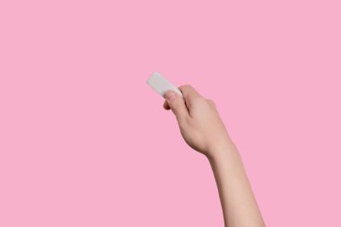 Yakın plan elinde, beyaz bir silgi onun görünmez bir kağıdını siler..