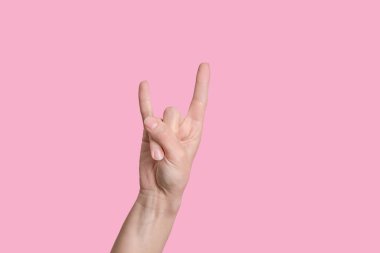 Yakından bakınca taş gibi bir jest, süper. Konserlerde gösterilen jest.