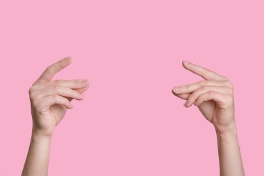 İki güzel beyaz kadın parmak şıklatacak. Arkaplanda izole.