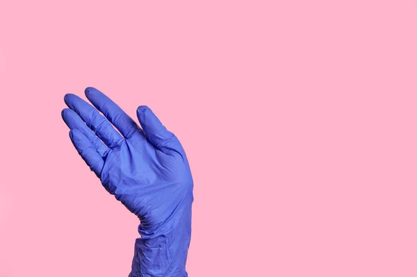 Egy kéz egy latex sebészeti kék kesztyűben egy helló gesztus, viszlát. izolált — Stock Fotó