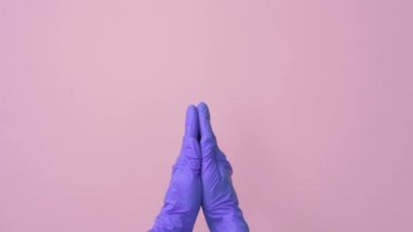Eldivenli bir doktor ellerinin büyük olduğunu ve küçük görünmez bir nesne olduğunu söylüyor..