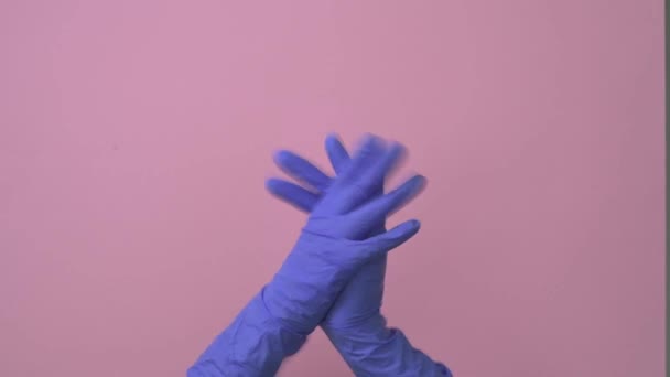 Händerna i medicinska handskar klappar händerna. Tack till läkarna för arbetet. — Stockvideo