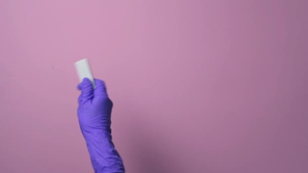 Nahaufnahme der Hand in medizinischen Latex-Handschuhen löscht Informationen mit einem Radiergummi. — Stockvideo