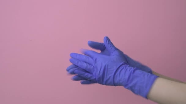 ラテックスブルーの手袋で手を拍手。仕事のための医者のおかげで. — ストック動画