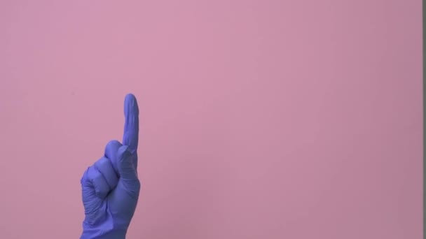 한 남자가 의료 실에서 손을 들고 1 대 5 라는 숫자에 라텍스 장갑을 끼고 있는 모습. — 비디오