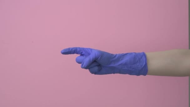 Een hand in een medische handschoen toont beurtelings de nummers van 1 tot 5. — Stockvideo