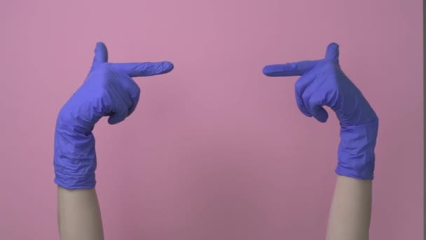 Handen in blauw latex handschoenen applaudisseren naar elkaar. De aanklacht. — Stockvideo