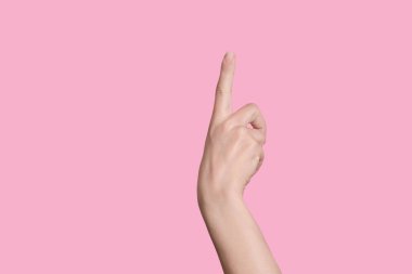 Ayrı bir kadın eli bir şeye dokunuyor ya da işaret ediyor..