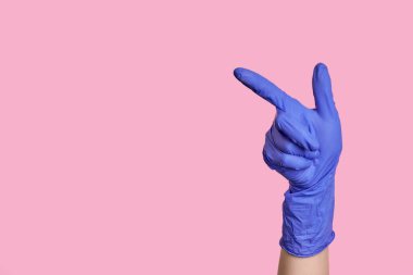 Sola doğru işaret et. Tıbbi bir eldiven, cerrahi eldiven yönünü gösterir.