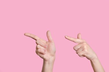 Sola doğru işaret et. İki beyaz el soldaki yönü gösteriyor..