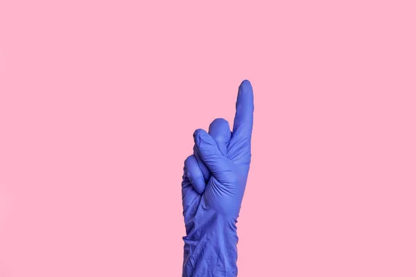 Mano ligera femenina aislada en un guante médico, tocando o señalando algo — Foto de Stock