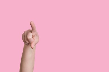 Beyaz kadın el kamerayı parmağıyla işaret ediyor. İzleyiciye seslen