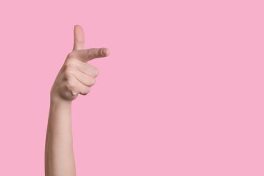 Kafkasyalı çocuklar kamerayı ve sağı işaret ediyor..