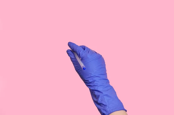 Close-up hand of a doctor recording information. pink background. — Stock Photo, Image