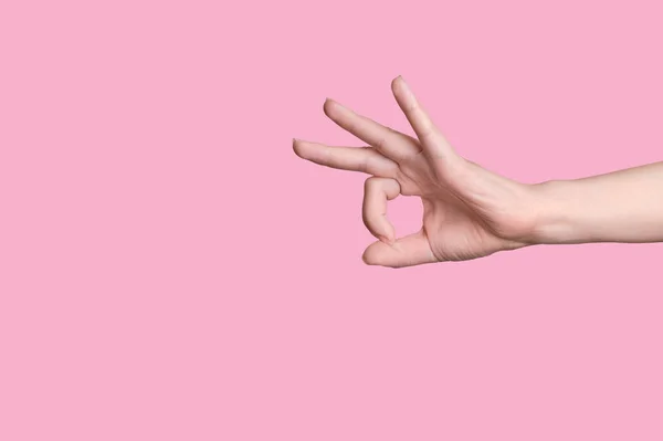 Um gesto de perto está bem, super. Mão branca. Fundo rosa . — Fotografia de Stock