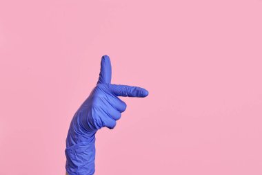 Sağa doğru işaret et. Mavi eldivenli bir el, yönü gösterir.