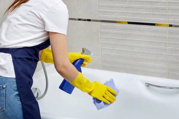 Lave el baño con productos químicos domésticos con un aerosol. Limpieza profesional . — Foto de Stock