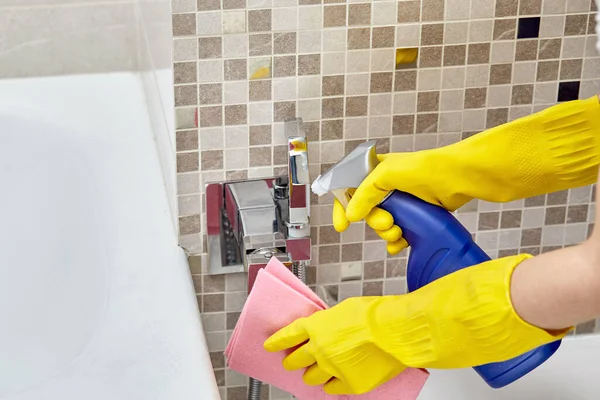 在银浴盆或健康水龙头上使用家用化学品、洗涤剂. — 图库照片