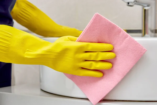 Een professioneel schoonmaakbedrijf werkt. De badkamer schoonmaken. Was de gootsteen. — Stockfoto