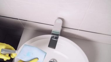 Banyoda lavaboyu yıkayan genç bir kızın en iyi görüntüsü. Günlük rutin.