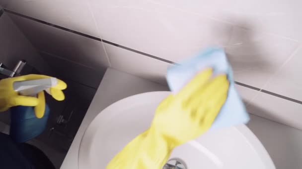 A menina lava uma torneira de prata. Aplicar detergente a partir de um spray . — Vídeo de Stock