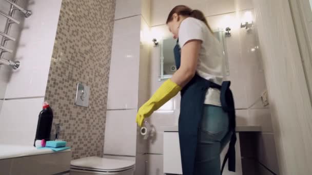 Όμορφη νεαρή κοπέλα καθαρίζει την τουαλέτα στο σπίτι. Καθημερινή ρουτίνα. — Αρχείο Βίντεο