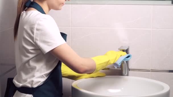 Produtos químicos domésticos em spray. A menina executa seus deveres diários em casa . — Vídeo de Stock