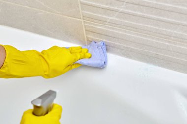 Girdablı profesyonel tuvalet temizliği. Beyaz banyo..