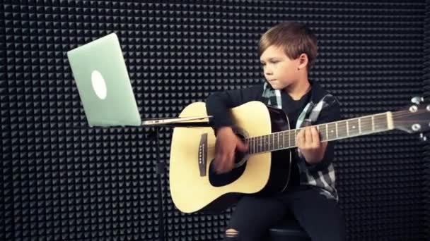 Close-up van de handen van een kind dat akoestische gitaar speelt. — Stockvideo