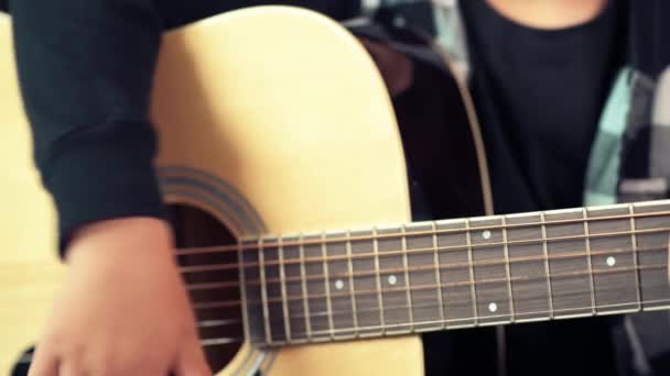Κοντινό πλάνο των χεριών ενός παιδιού που παίζει ακουστική κιθάρα. Χωρίς πρόσωπο.. — Αρχείο Βίντεο