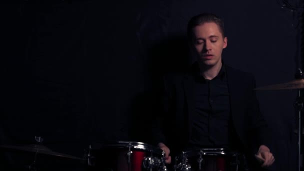 Un ragazzo di talento suona la batteria, si prepara per concerti, rock and roll performer. — Video Stock