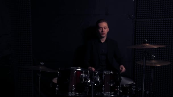 Un ragazzo di talento suona la batteria, un giovane caucasico appassionato di musica — Video Stock