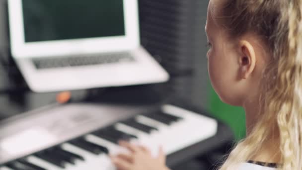 Pohled zezadu na ruce hrající na klavír, klavír, syntezátor. — Stock video