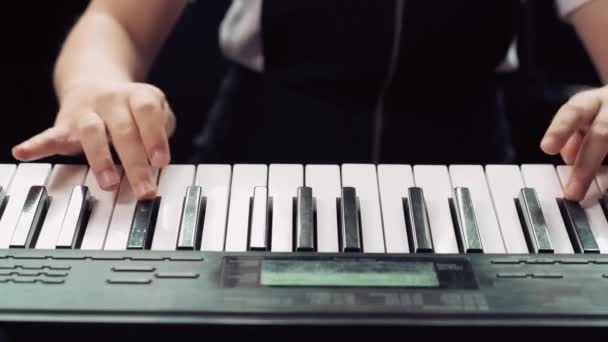 Las manos femeninas en las teclas de piano. Tocar un instrumento musical . — Vídeos de Stock