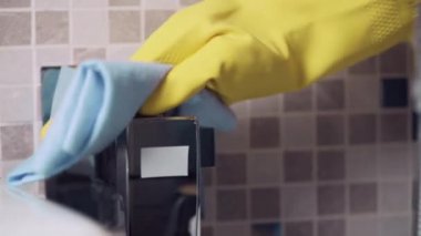 Bir taharet musluğunun yakın çekimi. Antiseptikle bidet yıka. Dateks eldivenlerini teslim et..