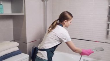 Kız duş almak için banyo kutusuyla yıkıyor. Deterjanı suyla yıkar..