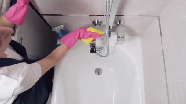 Mooi brunette meisje wast een kraan voor water in de badkamer. Uitzicht van bovenaf — Stockvideo