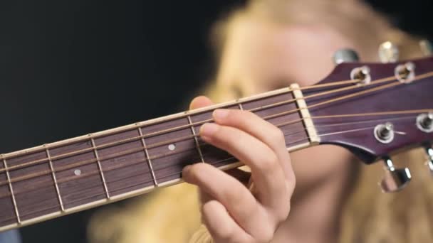 Primer plano de una guitarra acústica clásica en manos de chicas . — Vídeo de stock