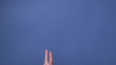 Kafkasyalıların eli barış jesti ve dostluk gösteriyor..