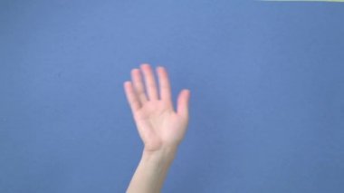 Beyaz el sallayan merhaba. Bir jest ile selamlıyorum..