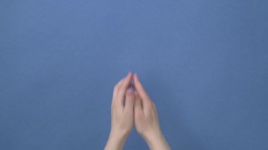 Eller ekranı açar ve çerçevenin ortasındaki düğmeye basar.