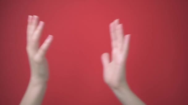 Zblízka dvě ženské ruce tleskají, tleskají, děkují. Izolované pozadí. — Stock video