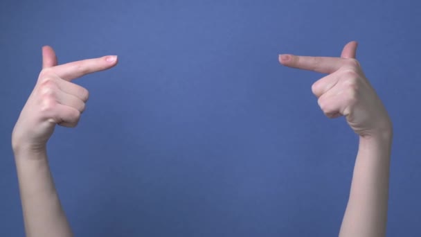 Zwei Hände zeigen die Richtung nach links und rechts, zueinander. — Stockvideo