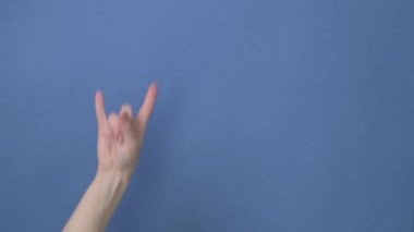 Yakından bakınca taş gibi bir jest, süper. Konserlerde gösterilen jest.